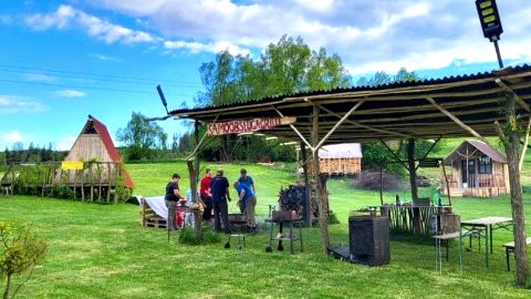 Domki z stylu bungalow | pole biwakowe | restauracja.