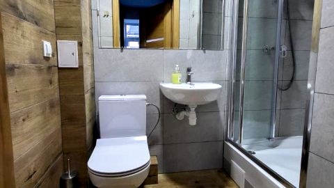Łóżko w pokoju wieloosobowym b890444301