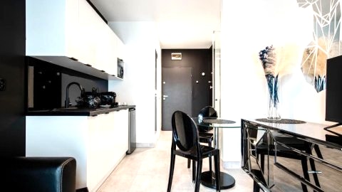 Nowoczesny apartament GLAMOUR Łódź z prysznicem pośrodku