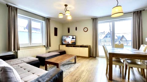 Apartament z balkonem i widokiem na góry