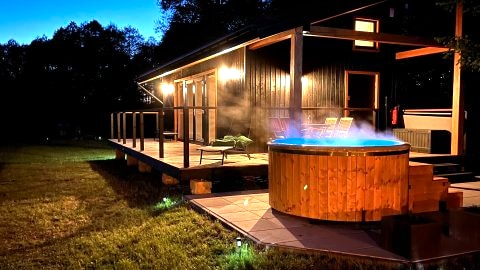 2os Domek nad Stawem w otoczeniu lasu, jedyny na terenie z balią z jacuzzi