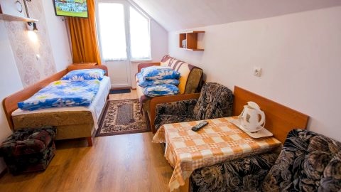 1 pokój: 2 osobowy z łazienką, balkon