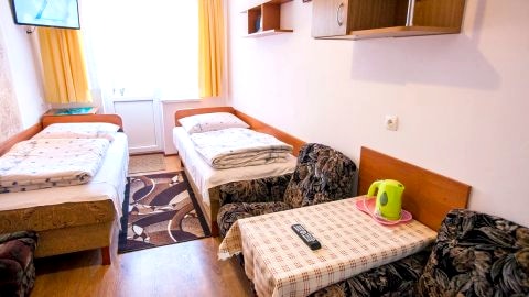 3 pokoje: 2 osobowe z łazienką, balkon