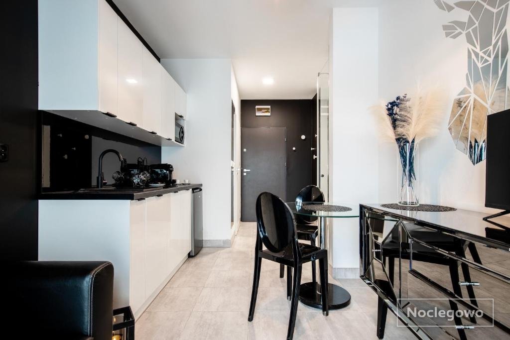 Nowoczesny apartament GLAMOUR Łódź z prysznicem pośrodku