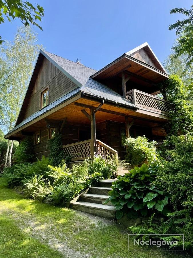 Dom z bali przy szlaku