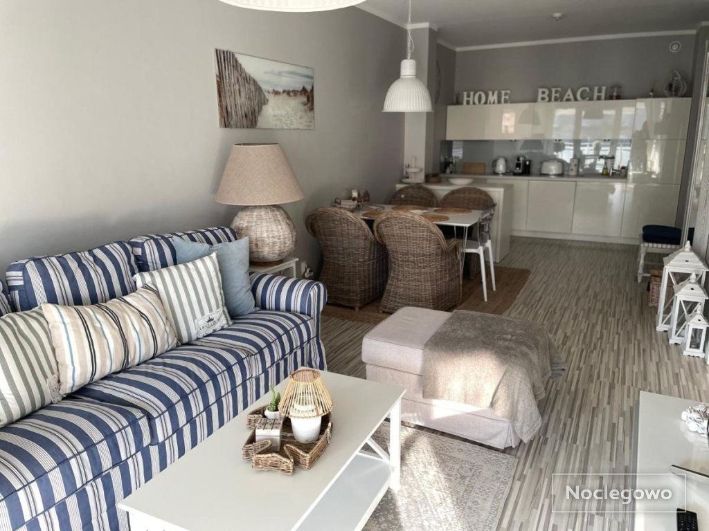 Biały apartament z tarasem w Playa Baltis