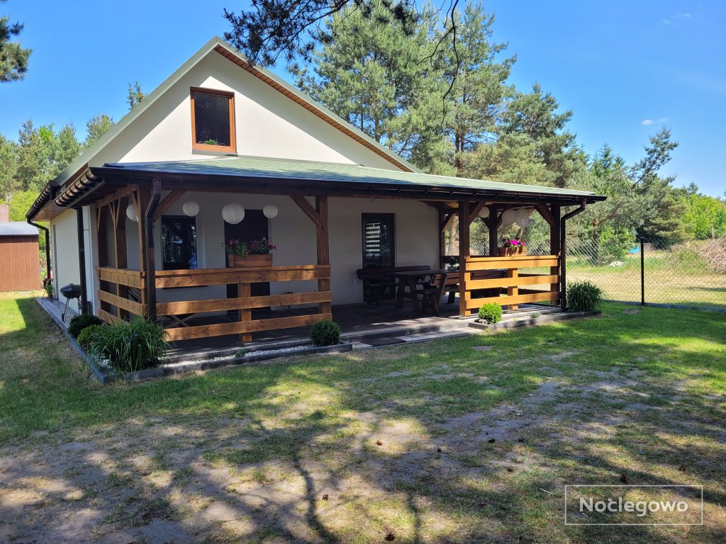 Uroczy domek nad rzeką Bug