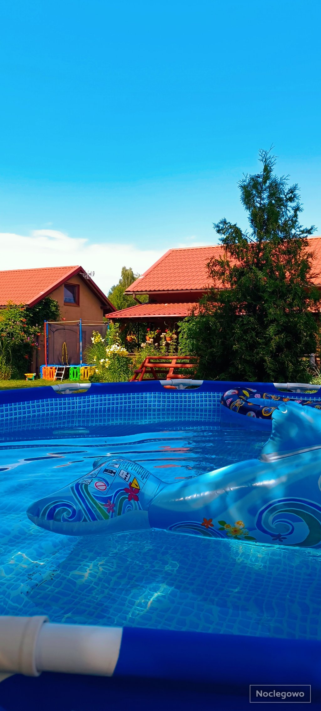 Domki z kominkiem, jacuzzi, sauna , plac zabaw , jezioro Niegocin 