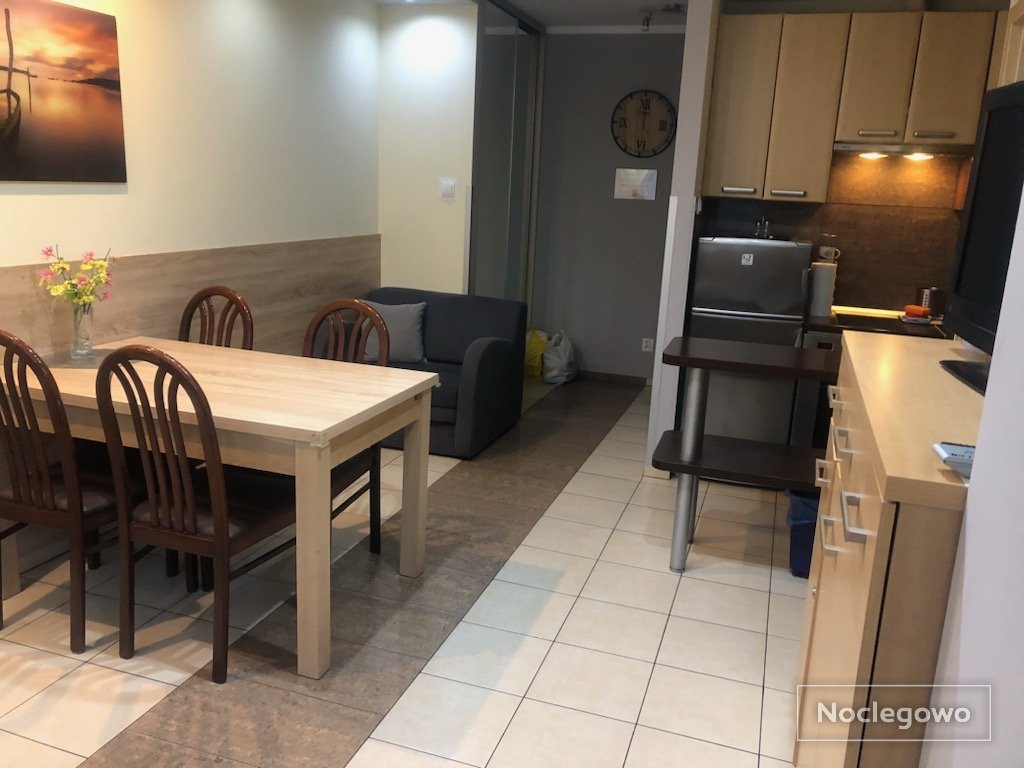 pRZYTULNY dwupokojowy apartament a aneksem kuchennym, własnym zielonym ogródkiem