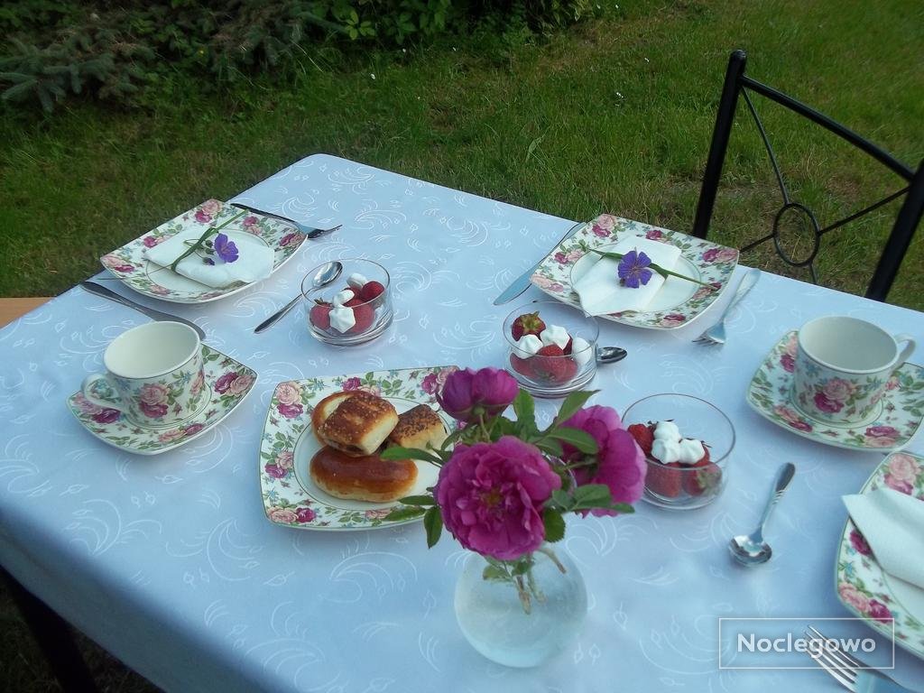 Śniadanie w ogrodzie - Dwór w Boleniu