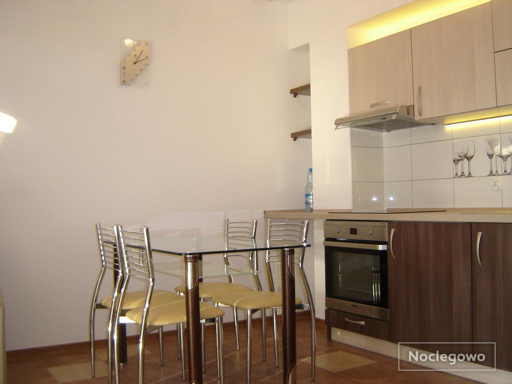 W przytulnym mieszkanku można przygotować posiłek i spożyć z rodziną przy w wygodnym kąciku jadalni - apartament wakacyjny