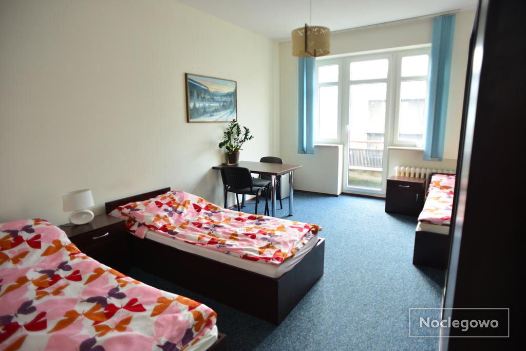pokój trzyosobowy z bakonem - SHIRE apartamenty/pokoje w centrum Gdyni | 5 minut do plaży