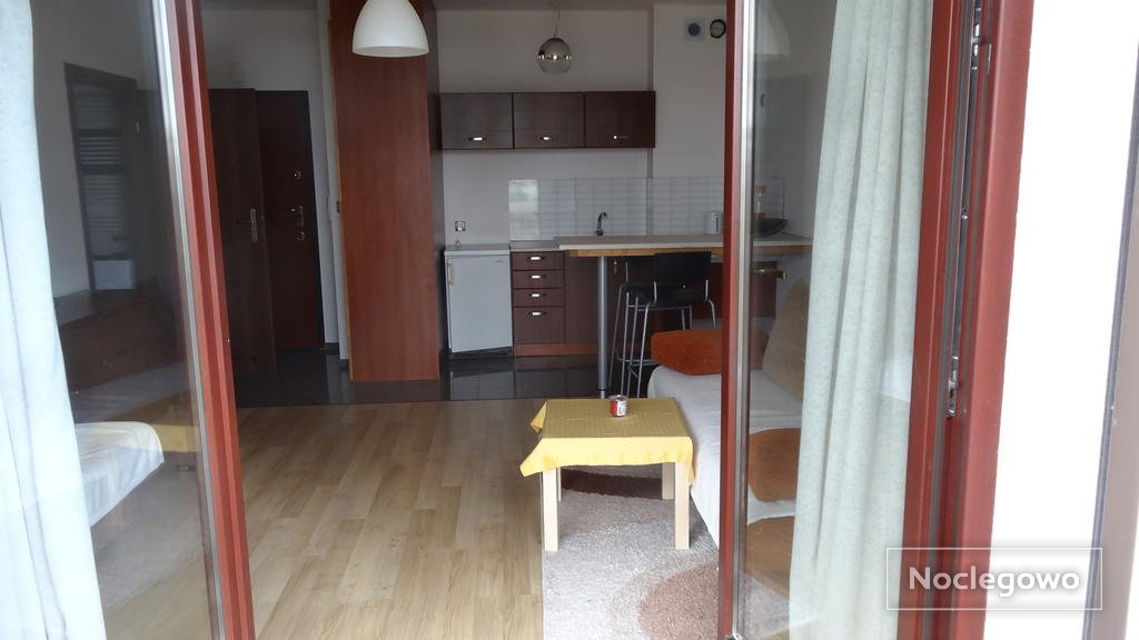 widok z tarasu do wnetrza mieszkania - Apartament Bajka
