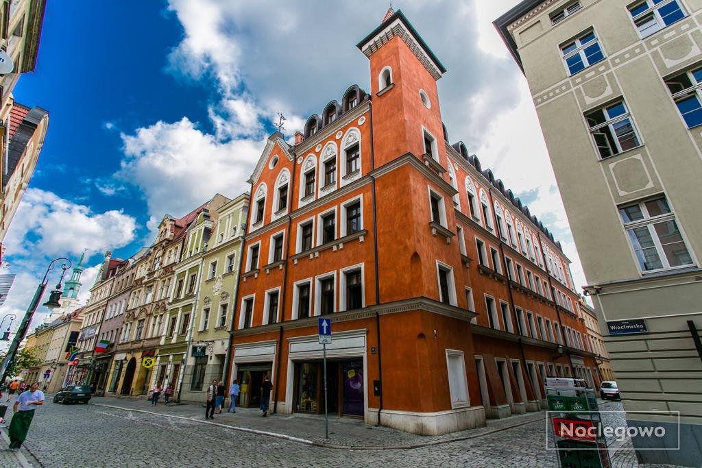 Hotel usytuowany jest w ścisłym centrum, na poznańskim Starym Rynku, pośród zabytkowej zabudowy. - Hotel Palazzo Rosso