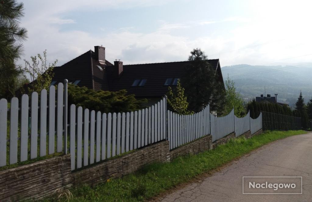 Dom z górami w tle - Noclegi w Księgarni