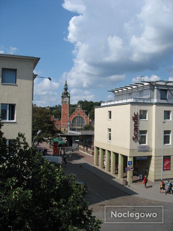 Widok z balkonu na dworzec głowny PKP - Piękny apartament Gdańsk Centrum 2pokoje