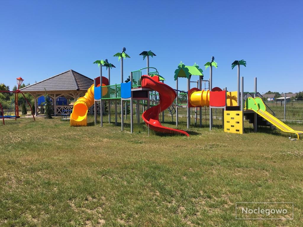 WIELKI PLAC ZABAW Z ALTANĄ GRILLOWĄ   - OSADA POD DINOZAURAMI DOMKI ŁEBA 
