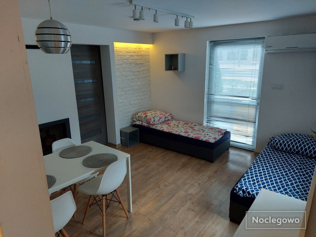 Niezależny dom kwatery noclegi pracownicze plac na sprzęt parking