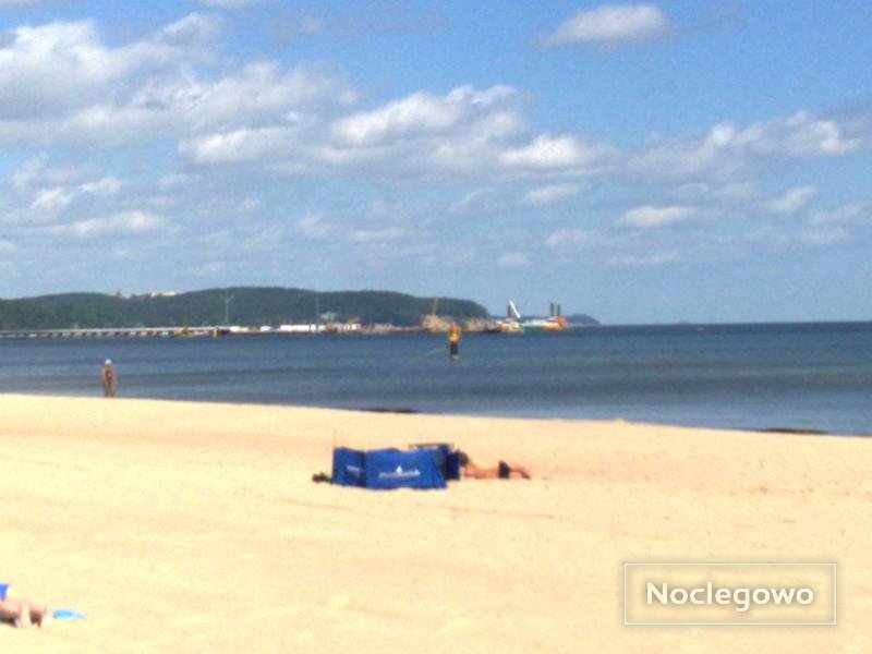 najbliższa plaża, w oddali molo - Gdańsk Brzeźno - 300m od plaży