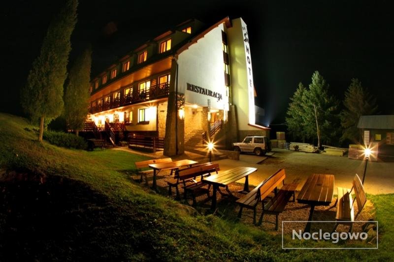Ski Hotel wieczorem - Ski Hotel