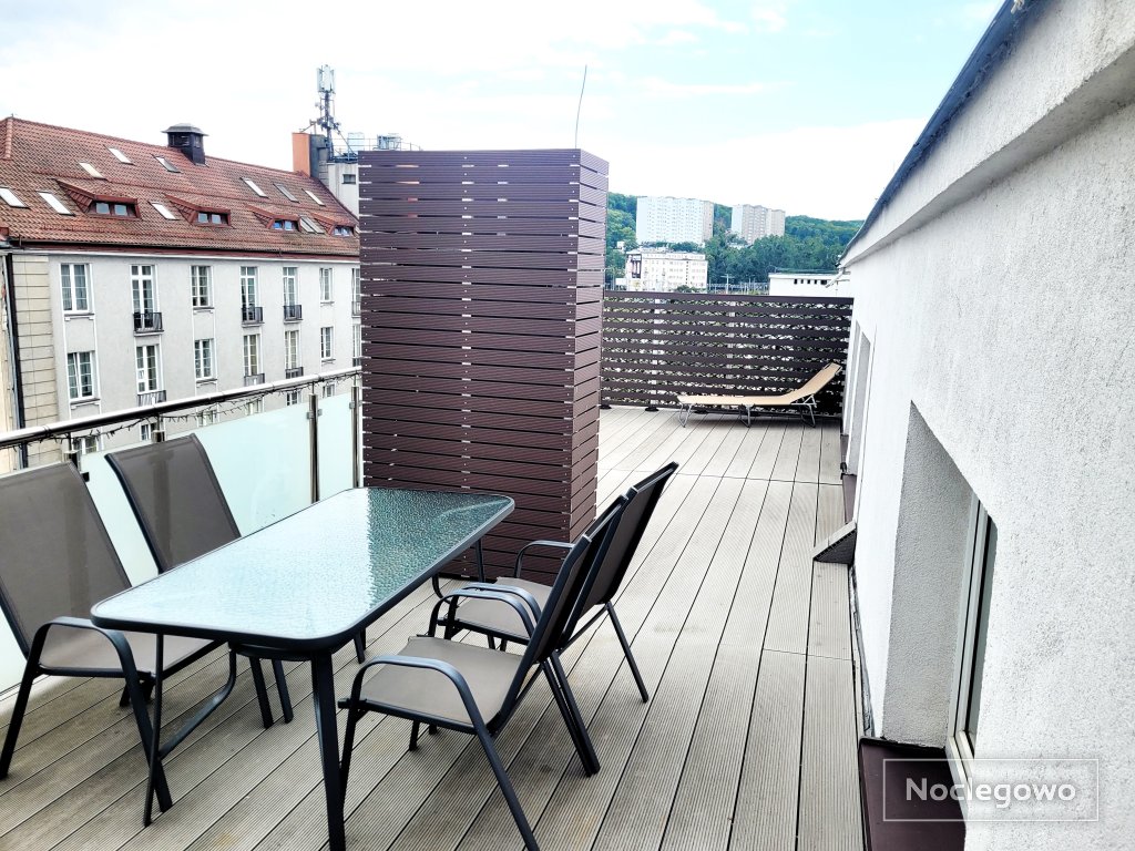 słoneczny taras na 5 piętrze na dachu budynku - Nocleg Gdynia - City Centre . Komfortowy nocleg z tarasem-40m blisko dworca.