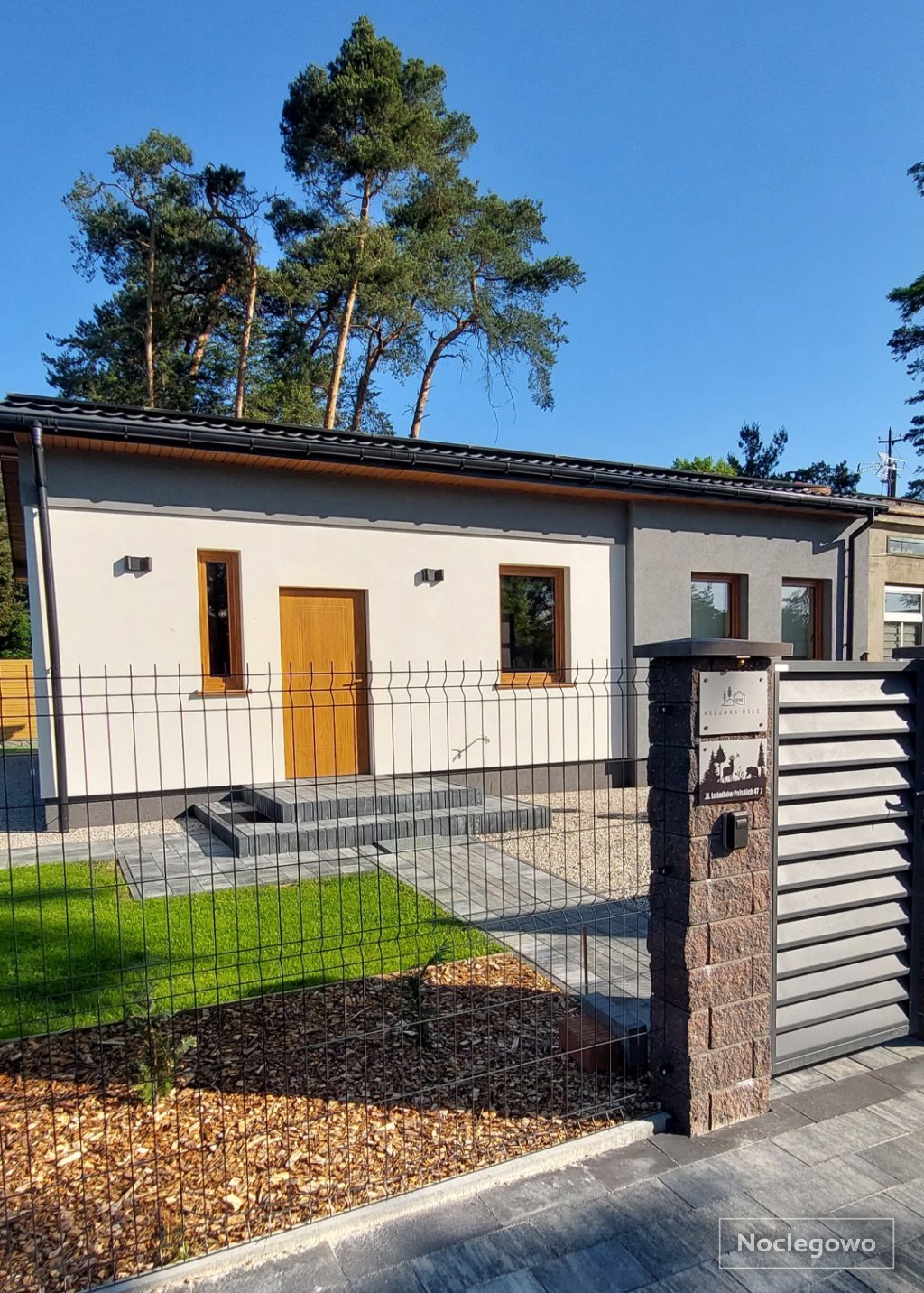 wejście główne -  Kolumna House domek noclegowy z prywatna sauną suchą  i balią 