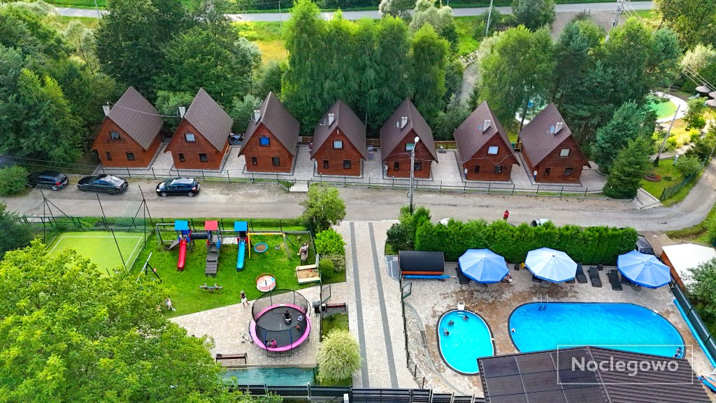 Ośrodek z lotu ptaka - Dwa BASENY z podgrzewaną wodą, kąpielisko, plac zabaw. FERIE, WAKACJE, MAJÓWKA