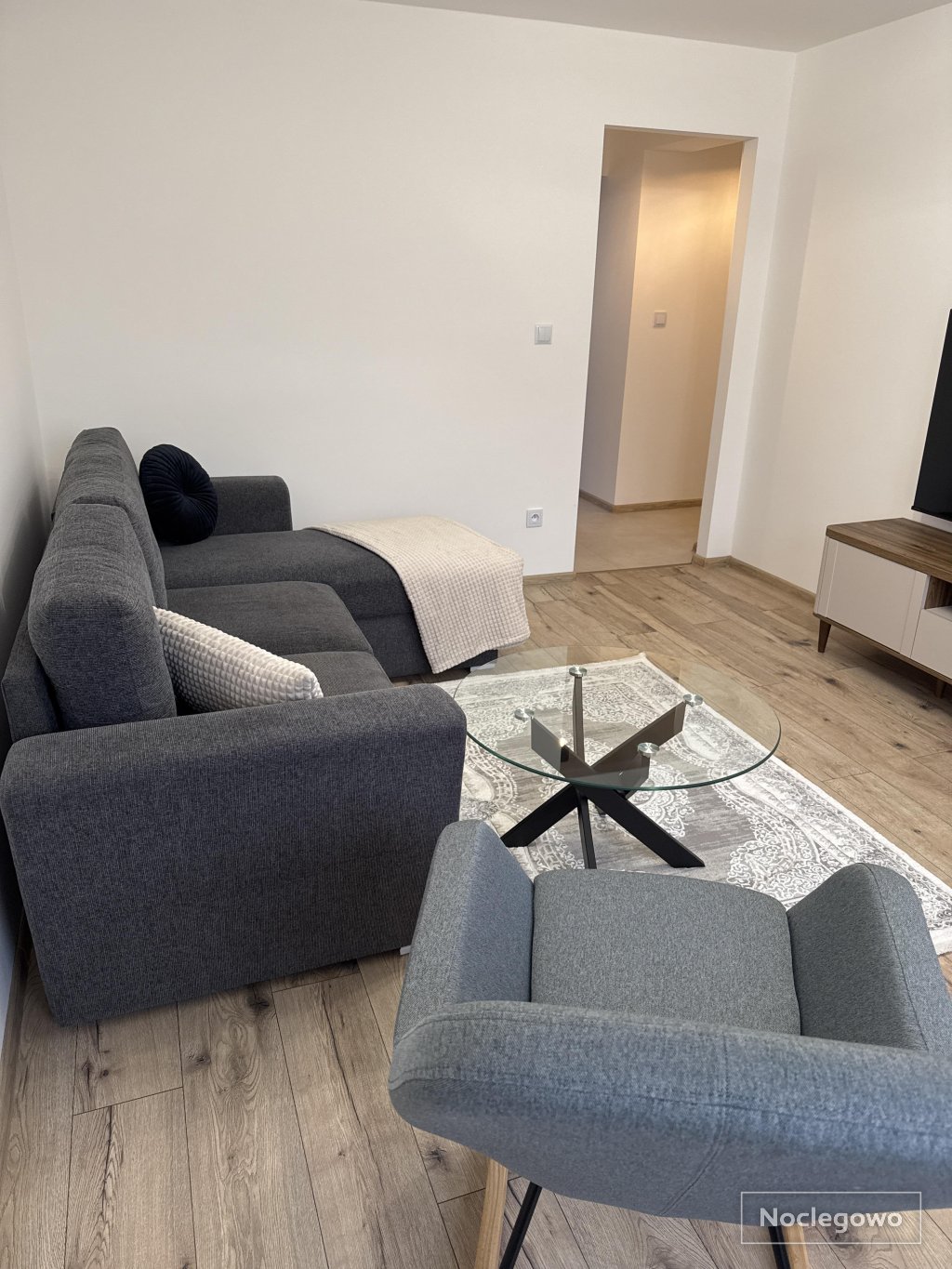 Apartament jest na II piętrze. Położony jest 3 minut od Starego Miasta