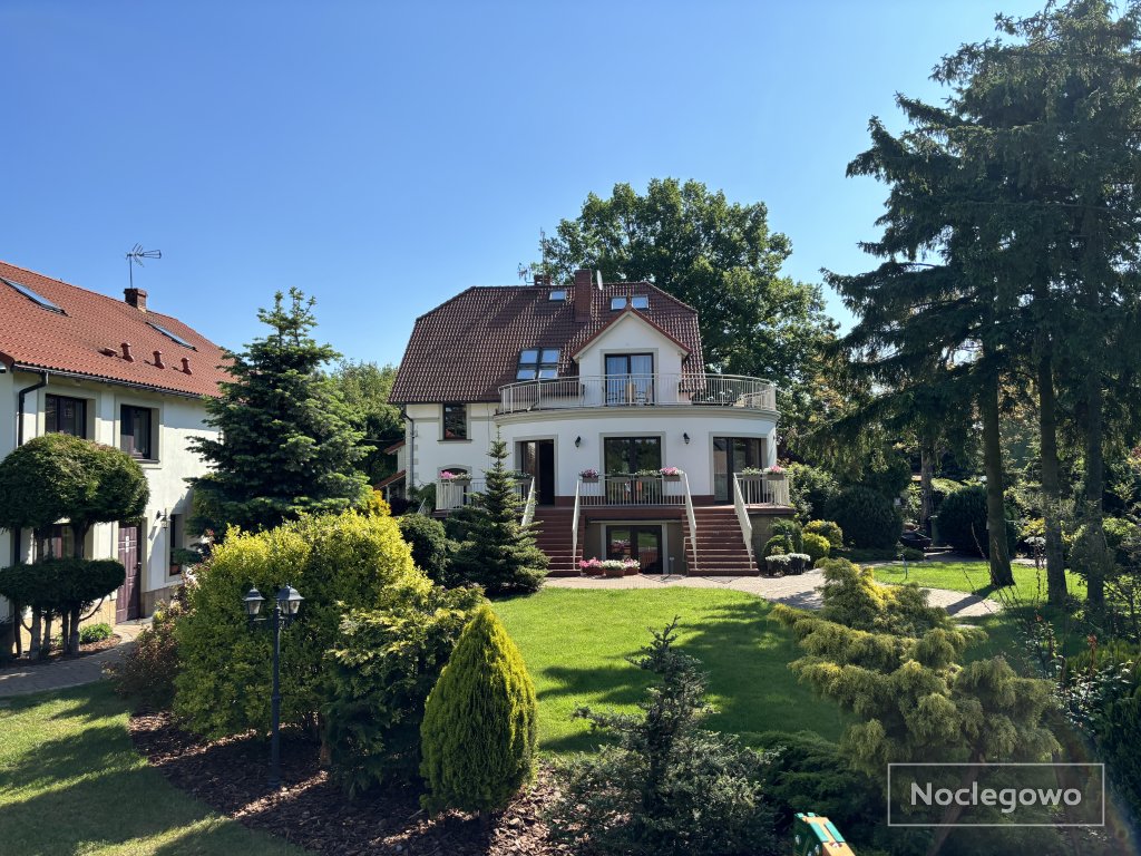 Dom - Pokoje z łazienkami i aneksami, duży ogród, grill, trampolina,plac zabaw, rowery
