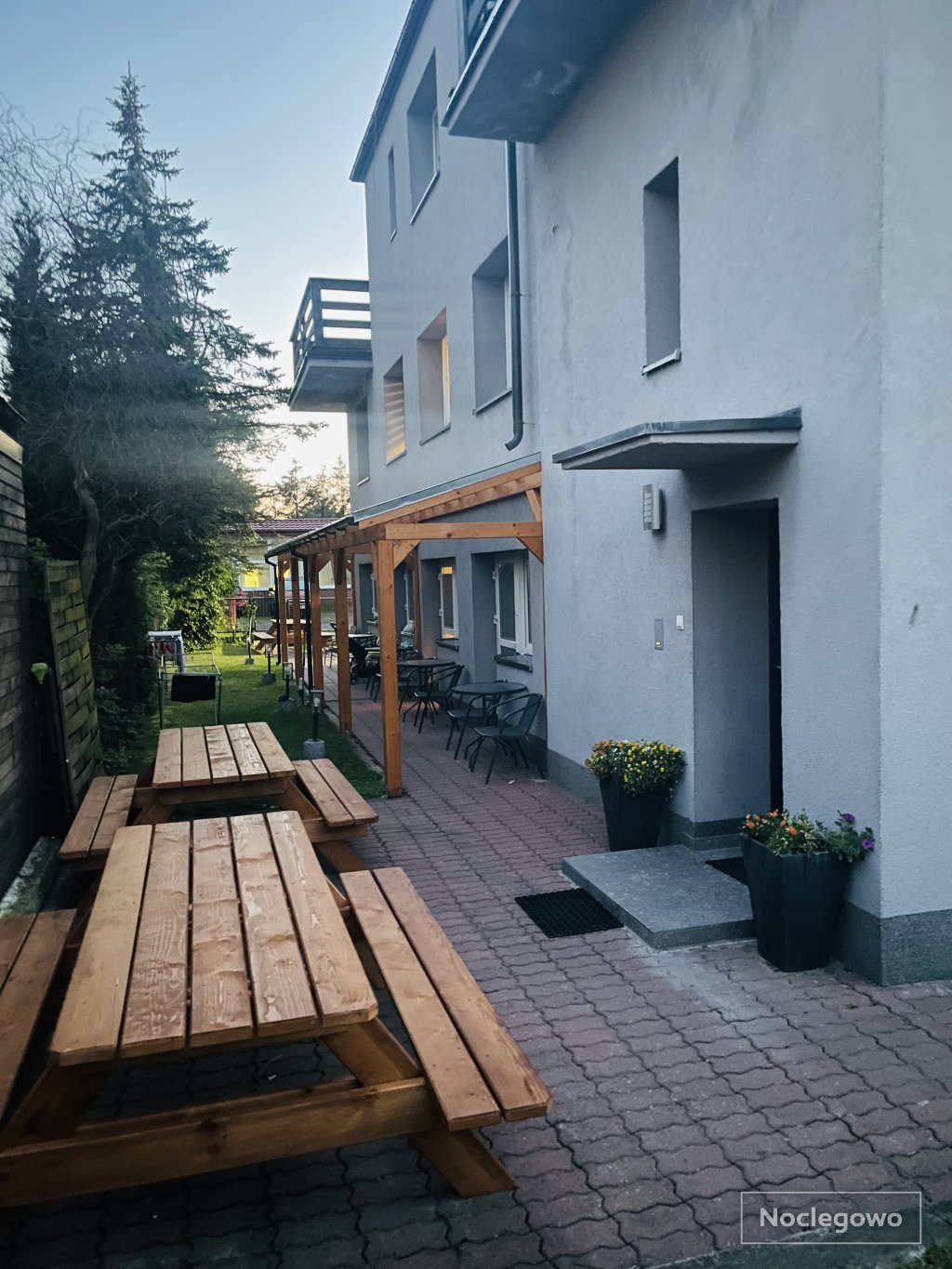 Pokoje blisko morza – idealne na rodzinny urlop 	•	Noclegi 100 m od plaży – komf