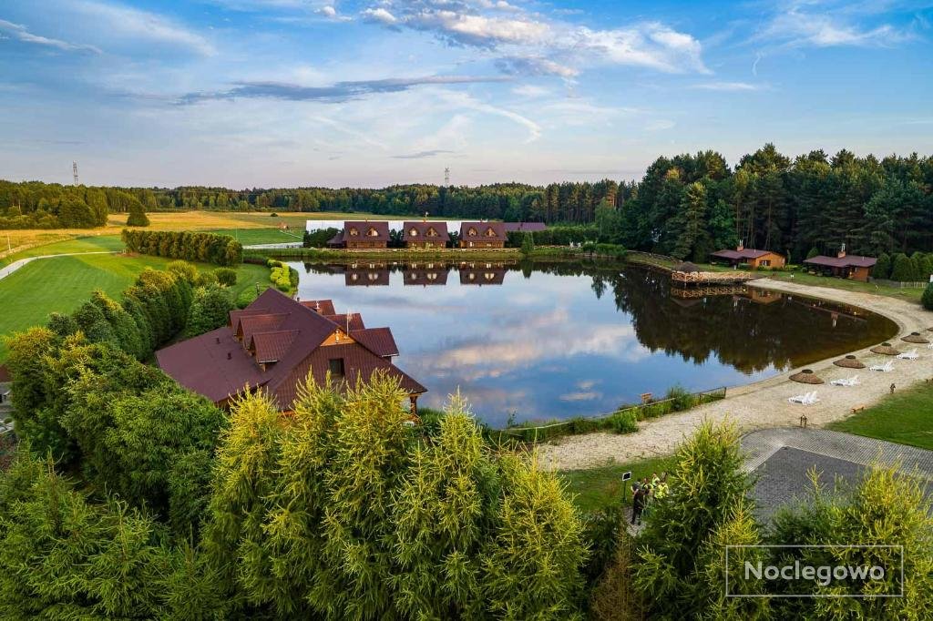 Domki na drzewie, houseboaty, namioty glampingowe i pokoje – noclegi dla każdego