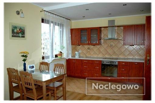 Pokój dzienny z kuchnią -  APARTAMENT KONSUL nad morzem