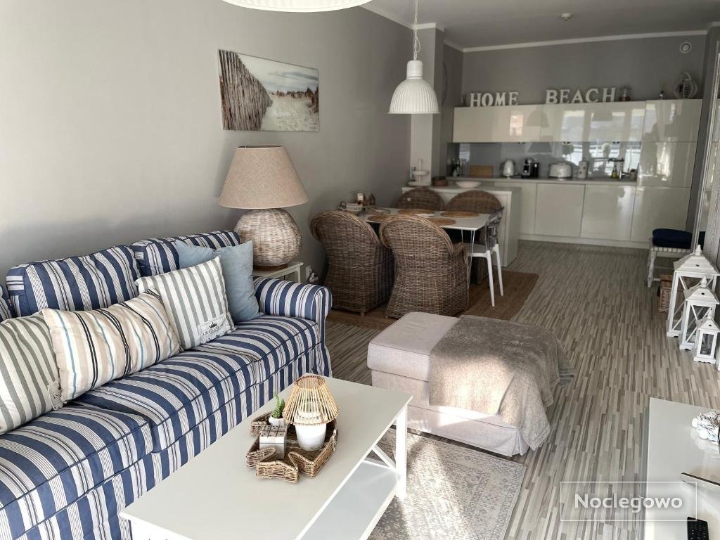 Biały apartament z tarasem w Playa Baltis