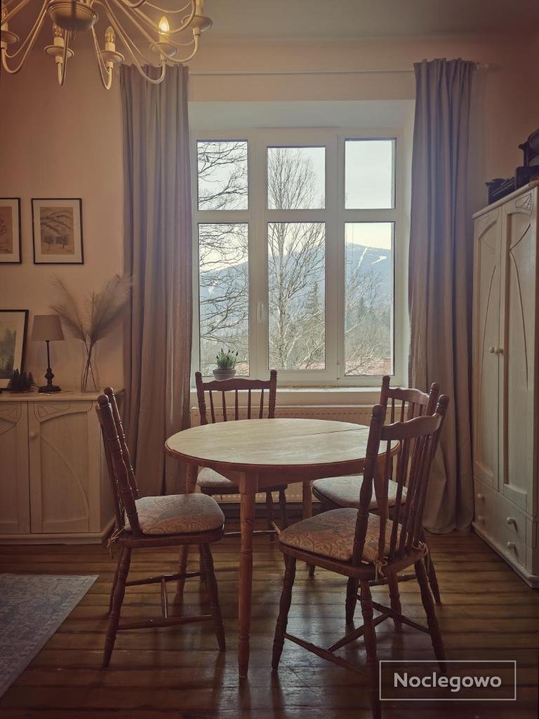 Marcówka M4 - duży apartament w historycznej willi z ogrodem