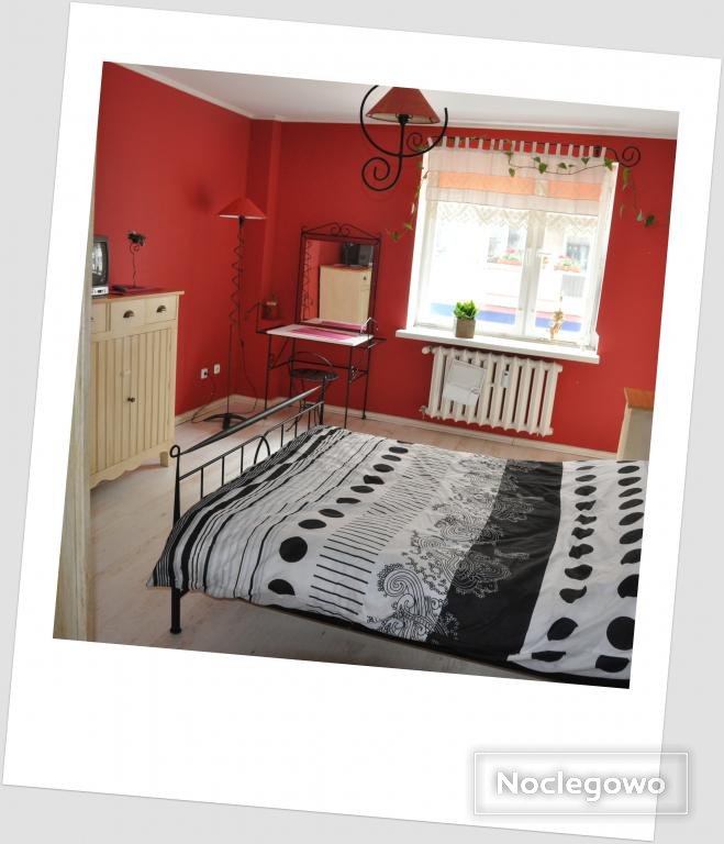 wygodna sypialnia z balkonem - PIĘKNY APARTAMENT KOŁOBRZEG