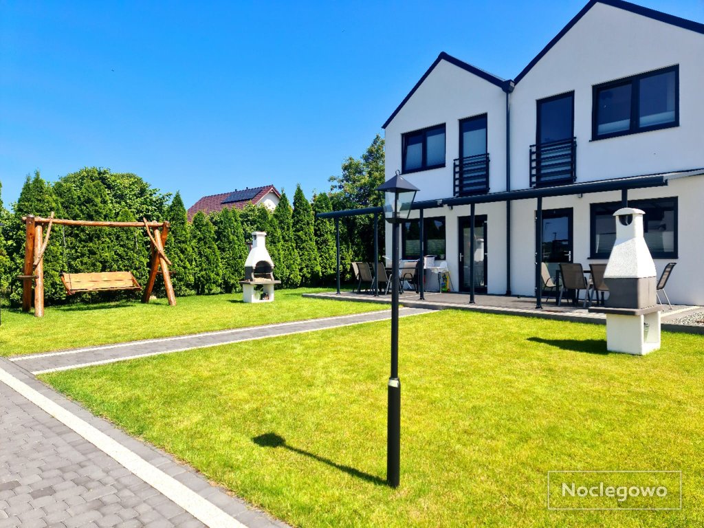 Pokoje i domki dla rodzin i par, grille, plac zabaw i spokojna atmosfera.